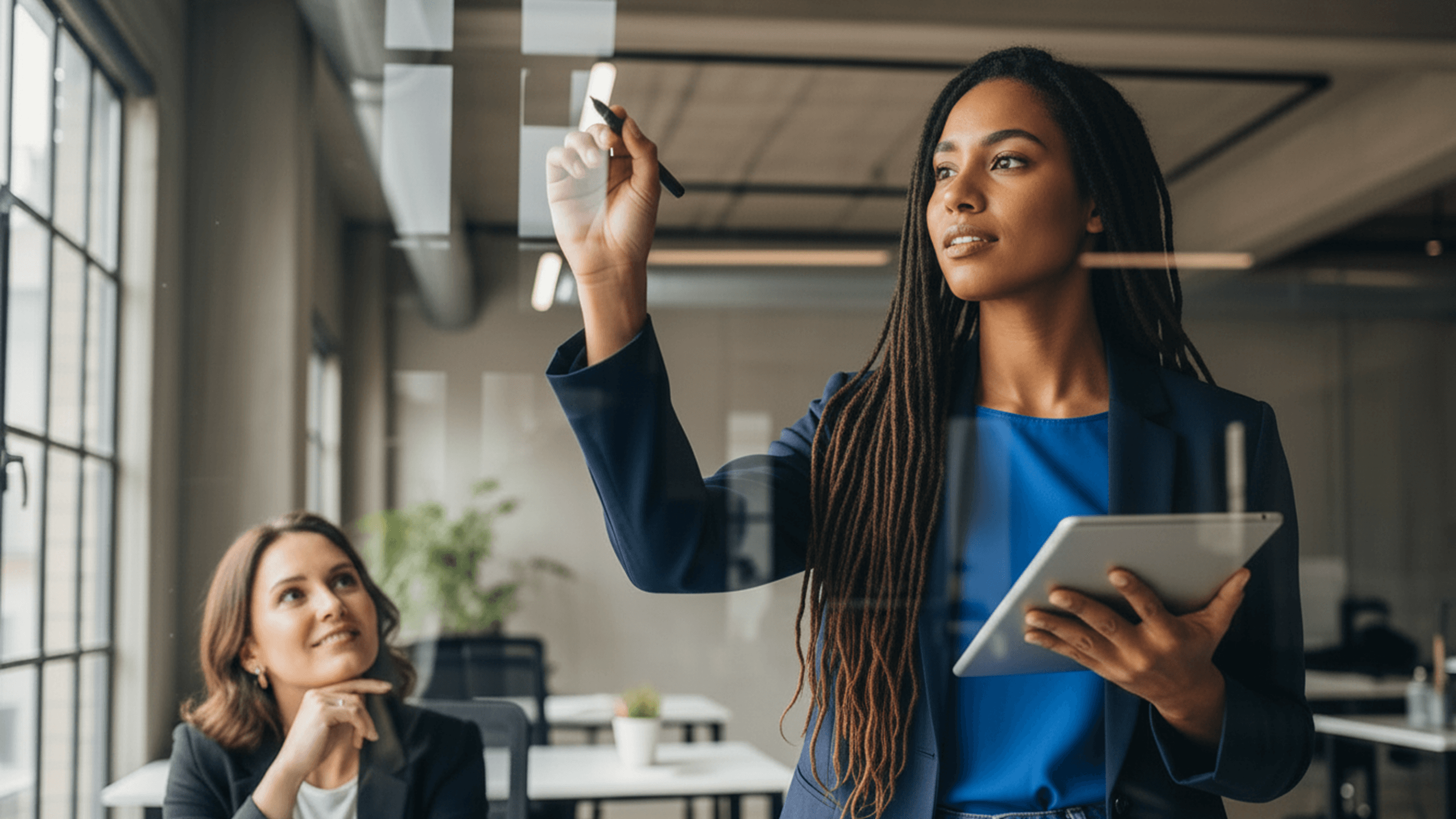 Consultor de SEO planejando estratégia em quadro branco com métricas de performance