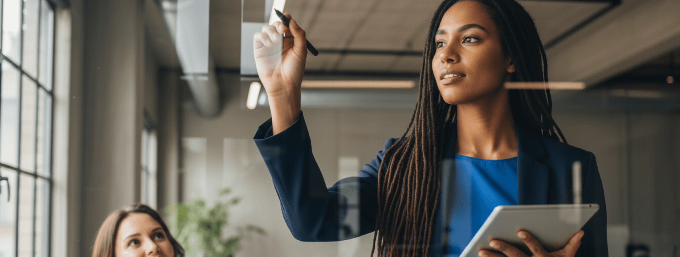 Time da Optimiza em reunião de estratégia