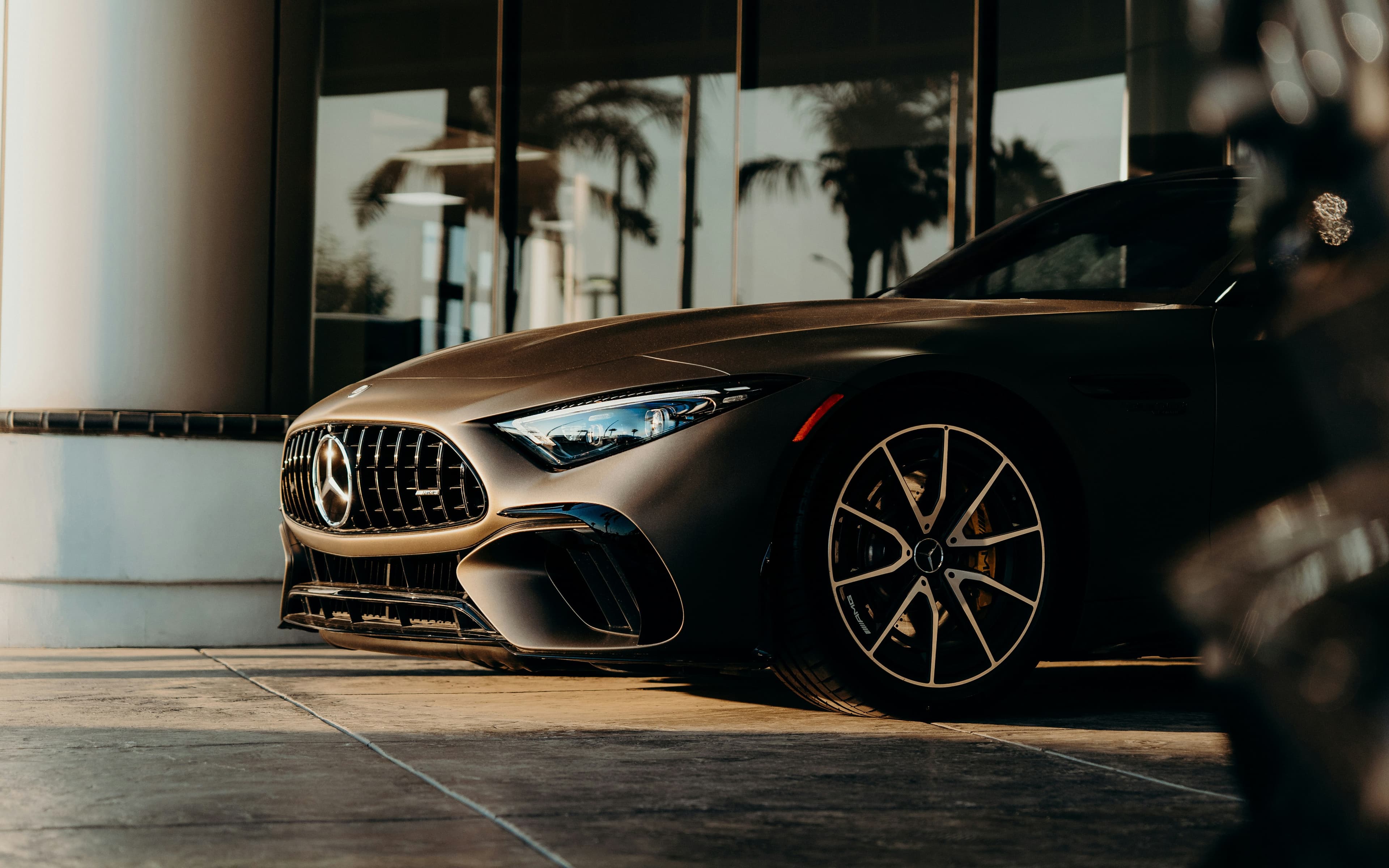 Grupo AB — concessionária automotiva ao pôr do sol