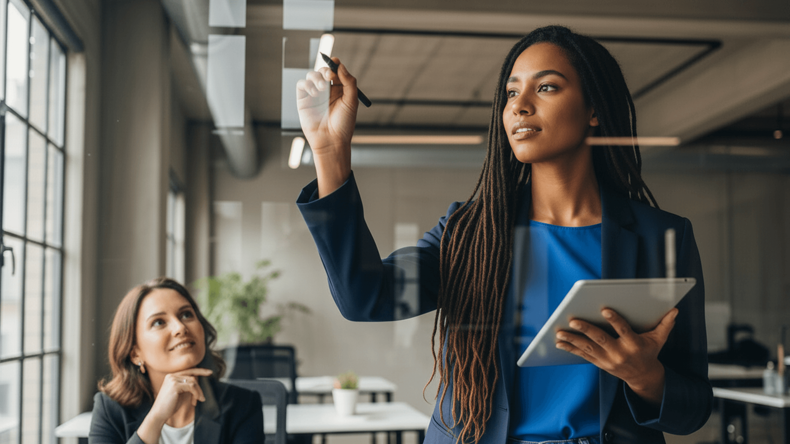 Consultor de SEO planejando estratégia em quadro branco com métricas de performance